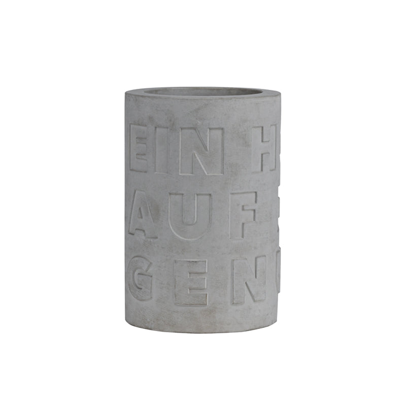 Der Flaschenkühler von Räder Design gibt es mit 2 Sprüchen aus der Serie "Wort und Wein". Ein dickwandiger Beton hält deine Getränke kühl mit Verdunstungskälte. Geeignet für Sekt - und Weinflaschen, Bier- und Limonade. Seine Höhe beträgt 15 cm, sein Durchmesser 10 cm. 