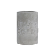 "It's Getting Cold in here" ist einer der beiden Sprüche, die du dir für deinen Sekt- und Weinkühler aussuchen kannst. Er ist aus Beton und kühlt durch Verdunstung. 