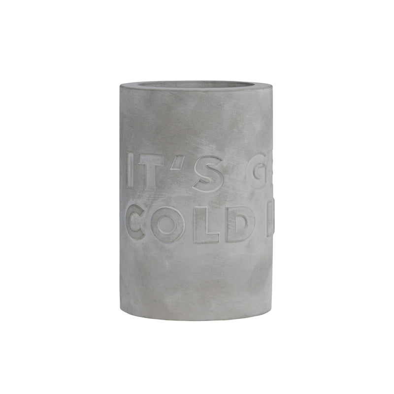 "It's Getting Cold in here" ist einer der beiden Sprüche, die du dir für deinen Sekt- und Weinkühler aussuchen kannst. Er ist aus Beton und kühlt durch Verdunstung. 