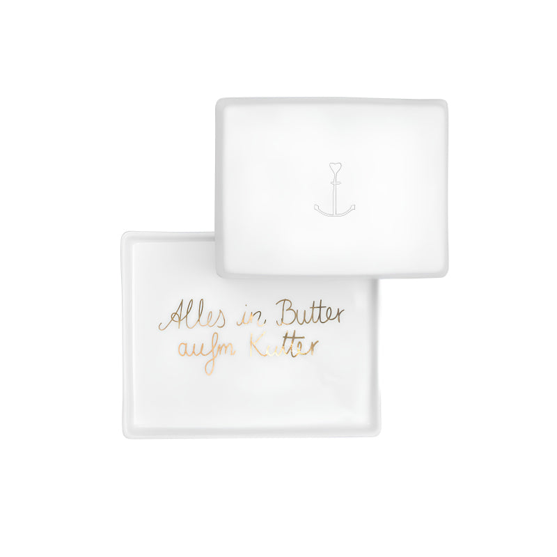 ANKER Butterdose, Porzellan von Räder Design, für 250 gr Butter.
Den Deckel ziert ein Anker und auf der Bodenplatte ist ein Spruch in goldener Schrift