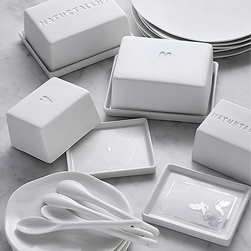 Unterschiedliche Varianten der großen und kleinen Butterdosen von Räder Design