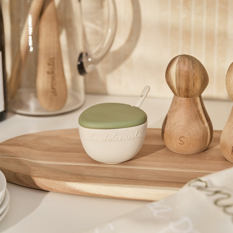 Stylisch und in den Farben Beige und Olivgrün, mit dem Schriftzug La Dolche Vita, sieht die Zuckerdose CUCINA ITALIANA von Räder Design auf jedem Tisch gut aus. Sie ist aus Steingut, ist außen matt und innen glasiert und für alle trockenen Lebensmittel geeignet