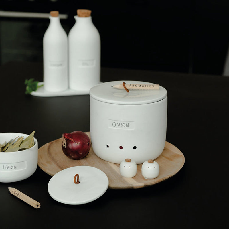 Die weiße Porzellan-Vorratsdose von Räder Design passt mit ihrem stylischen Aussehen auf jedes Küchenregal. Da du sie beschriften kannst (ein Bleistift wird mitgeliefert) weißt du immer, was sich darin befindet. Zur Luftzirkulation dienen die Löcher am Dosenrand.