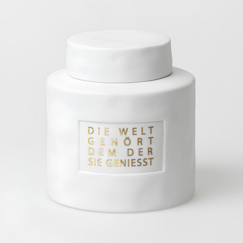 Porzellandose/Aufbewahrungsdose  mit Deckel, Höhe 16,5 cm, Durchmesser 15 cm. Außen unglasiert, Spruch in goldener Schrift auf Außenseite. Von Räder Design. 