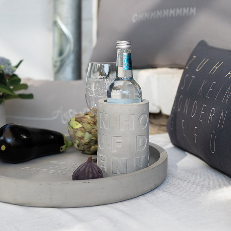  Ein dickwandiger Beton hält deine Getränke kühl mit Verdunstungskälte. Der Räder Design Beton-Flaschenkühler ist für Sekt - und Weinflaschen, Bier- und Limonade geeignet. Seine Höhe beträgt 15 cm, sein Durchmesser 10 cm.  Er ist von Räder Design und ist stylisch modern. Suche dir aus 2 Sprüchen den passenden für dich aus.