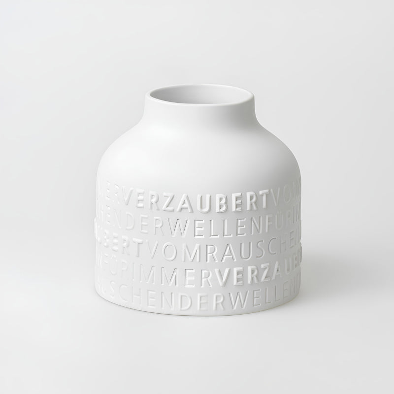 FÜR IMMER VERZAUBERT dich die Blumenvase von Räder Design. Sie hat eine Höhe von 17 cm und einen Durchmesser von 17,5 cm, Volumen: 2,9 Liter. In ihr haben Trocken- sowie Frischblumen viel Platz und sehen immer gut auf deinem Tisch aus.