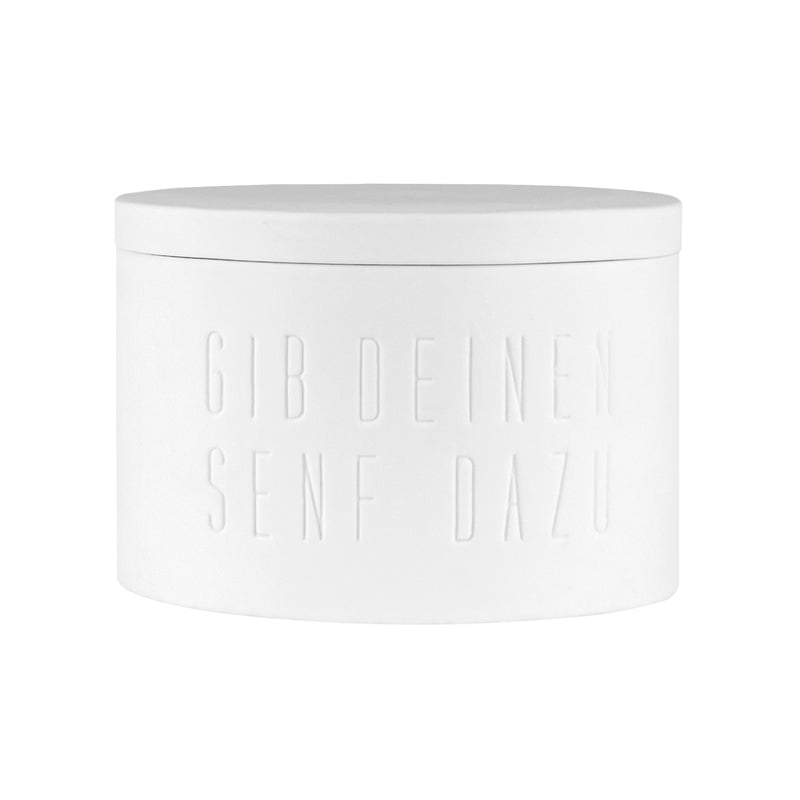 Mit dem Spruch "Gib deinen Senf dazu"  gibt es von Räder Design einen Senftopf, der aber auch für andere Lebensmittel geeignet ist. Durch seine Höhe von 6,5 cm und seinem Durchmesser von 9 cm passt er auf jedes Regal in deiner Küche.