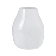 Die weiße Porzellan-Blumenvase auf auf ihrer Außenseite in Prägeschrift in 5 Sprachen das Wort "Glück" stehen. Sie hat eine Größe von 20x19x25 cm und ist für Frische- und Trockenblumen gleichermaßen geeignet. Sie ist von Räder Design und erhältlich im Online Shop Home-and-Kitchen.de