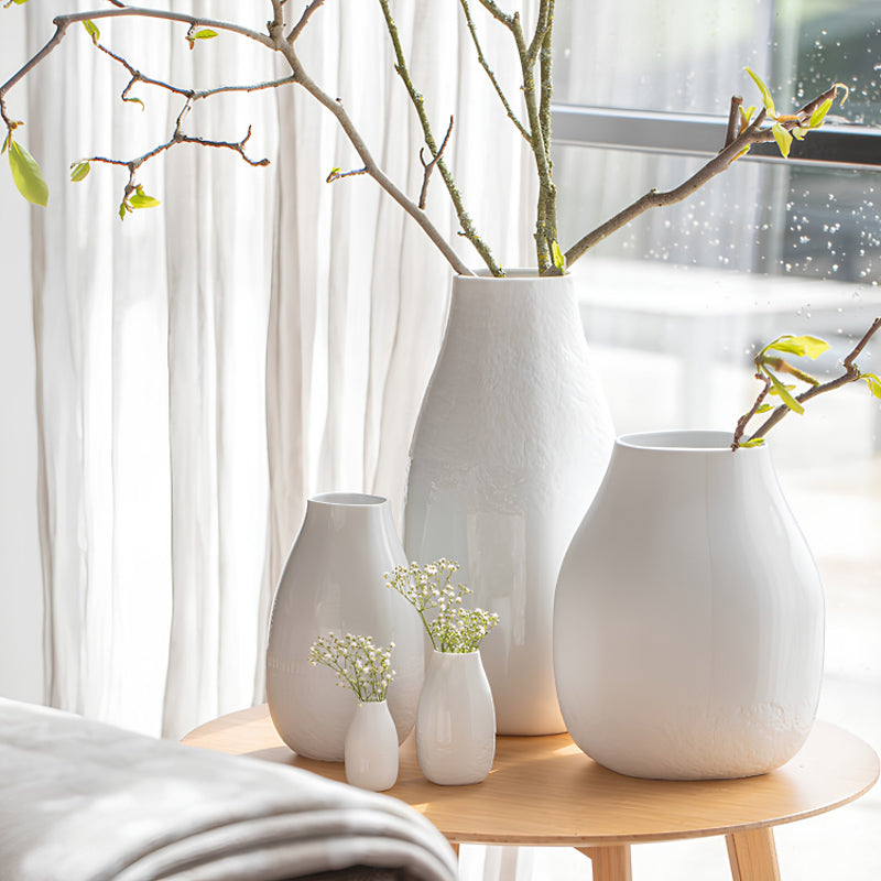 Kombiniere mit der weißen Porzellan-Blumenvase von Räder auch kleine weiße Minivasen. Die Vase ist für Frisch- und Trockenblumen geeignet und ist von Räder Design und erhältlich im Online Shop Home-and-Kitchen.de
