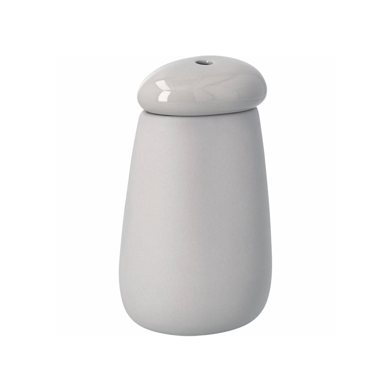 Sie sieht aus wie graue Kieselsteine: Die Räder Design Steingut-Vase "Wachse über dich hinaus", hat auf der matten Außenseite einen Schriftzug. Ihr Inneres ist glasiert und ebenso der Deckel, der ein kleines Loch für einzelne Blumenstängel hat. Ihre Größe beträgt 10,3x8,4x17,4 cm