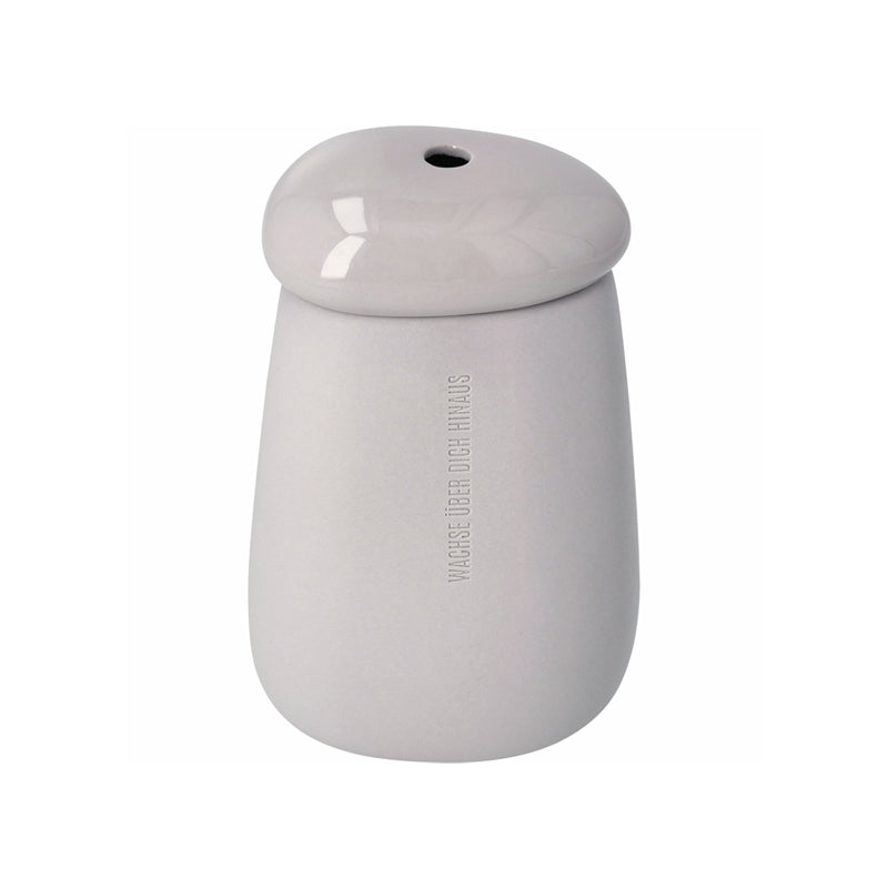 Natürlich kannst du die Steingut-Vase von Räder Design "Wachse über dich hinaus auch ohne Deckel benutzen. Ihre Größe beträgt 10,3x8,4x17,4 cm