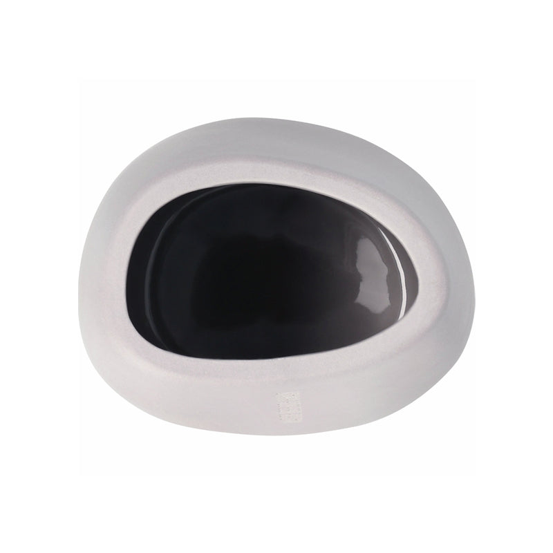 Das Foto zeigt die Sicht durch das Loch auf dem Deckel der Steingut-Vase "Wachse über dich hinaus" von Räder Design. Ihre  Innenseite ist glasiert, die Außenseite matt. 