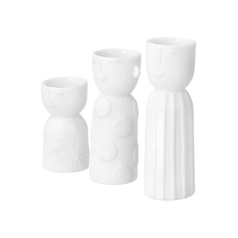 Im 3er  Set machen diese Minivasen in unterschiedlichen Höhen eine gute Figur. Sie sind aus Porzellan und mit niedlichen Gesichter-Motiven. Ihre Höhe beträgt von 5,2 cm bis 8,9 cm und sie haben einen Durchmesser von 2,8 cm. Ein ein tolles Geschenk für Freunde.