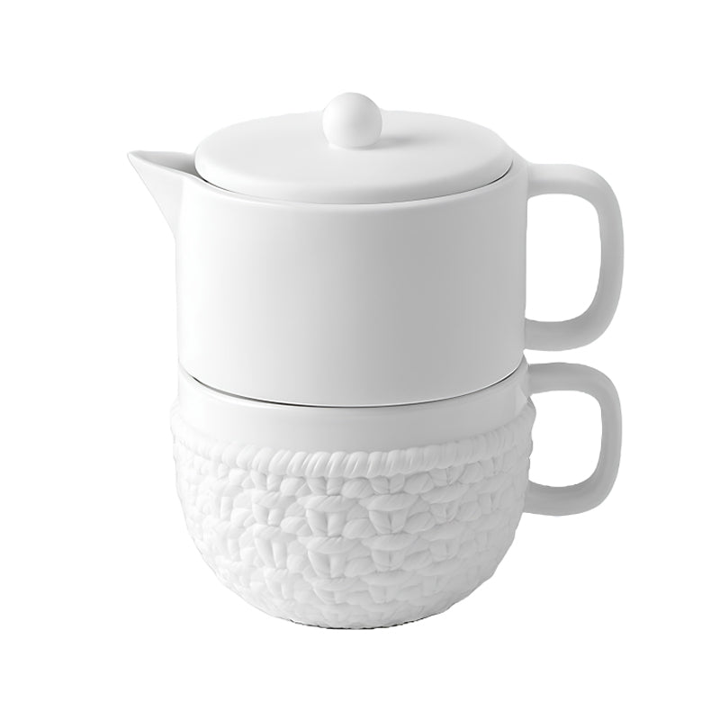 Das weiße Porzellan-Teekannen-Set,  dem Becher mit Henkel und Strickmuster und der Teekanne aus glattem Porzellan mit Deckel ist immer griffbereit und kann mit einem Handgriff zu deiner Teestunde auf dem Sofa getragen werden. Es hat eine Höhe von 14,5 cm und einen Durchmesser von 9,5 cm.  Die Kanne hat ein Volumen von 500 ml und die Tasse von 300 ml.