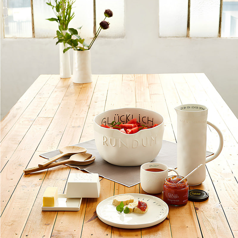 Auch dein Müsli am Morgen passt prima in die Salatschüssel "RUNDUM GLÜCKLICH" von Räder Design. Sie ist innen voll glasiert, außen teilweise. Höhe der Schale: 15 cm, Durchmesser 25 cm.