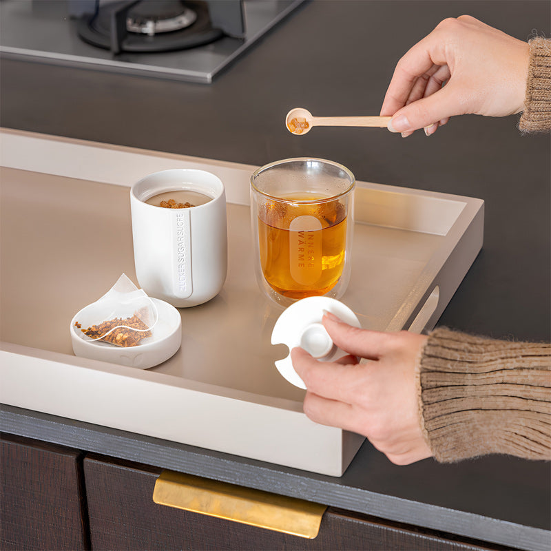 Für Kandis- und normalen Zucker ist die Zuckerdose von Räder, aus der Serie COZY TIME genau das Richtige. Stylisch und mit tief eingelegtem Deckel, hat sie sogar eine Aussparung für den Zuckerlöffel und man kann sie kombinieren mit allen Artikeln aus der COZY TIME-Serie.