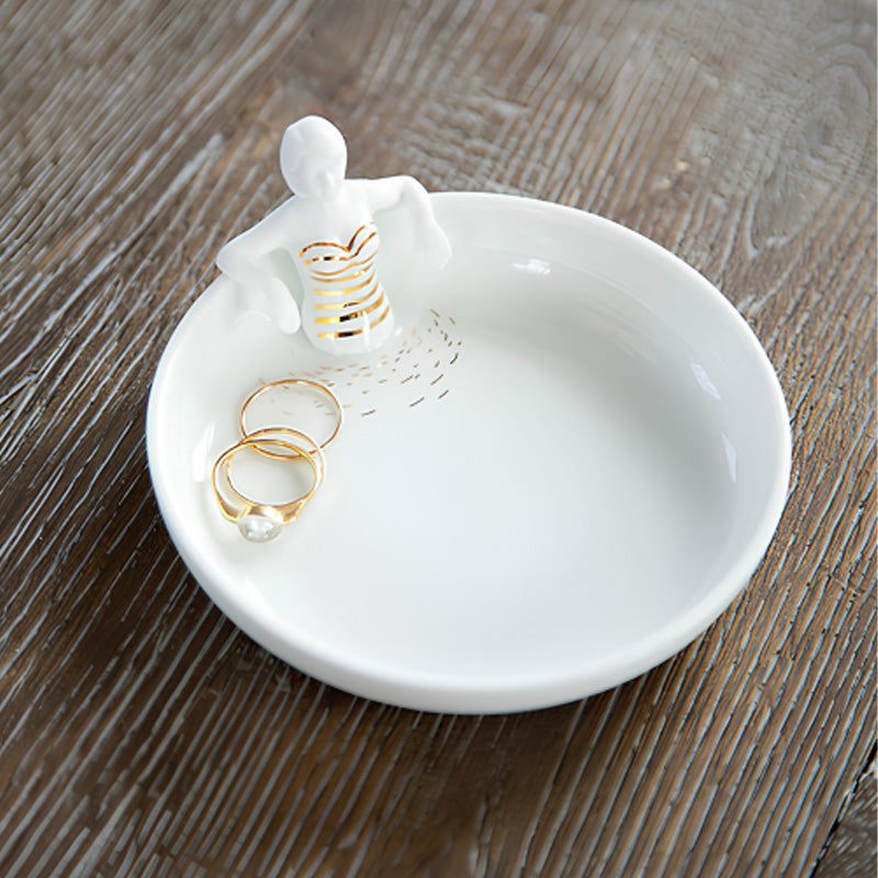 Zur Aufbewahrung von Schmuck oder Süßem: kleine Porzellanschale SCHWIMMBAD, mit 3D-Figur von Räder-Design
