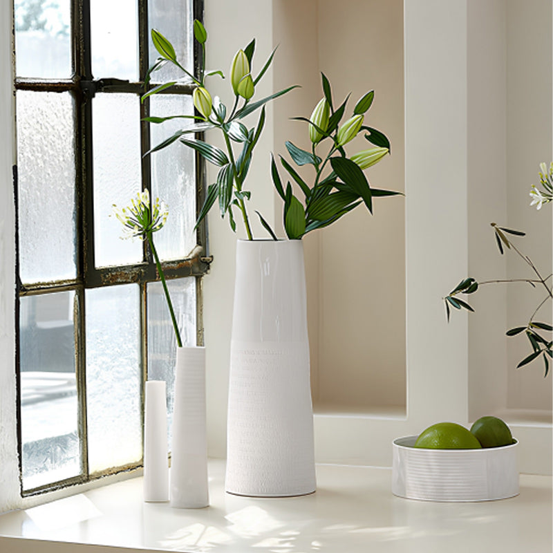 Kombiniere deine Räder-Vasen mit  der weißen Porzellan-Schale RAUMPOESIE und du hast direkt einen Blickfang in deinem Heim. Zu finden im Online-Shop Home-and-Kitchen.de