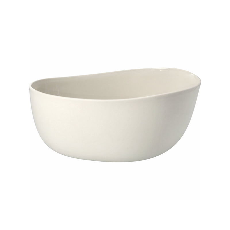 Wellenförmiger Rand und edles Design prägen die beige  Salatschüssel von Räder Design. Sie ist außen matt und innen glasiert, um Verfärbungen vorzubeugen. Ihr Durchmesser beträgt 30 cm und hat Platz auf für ihr Obst.