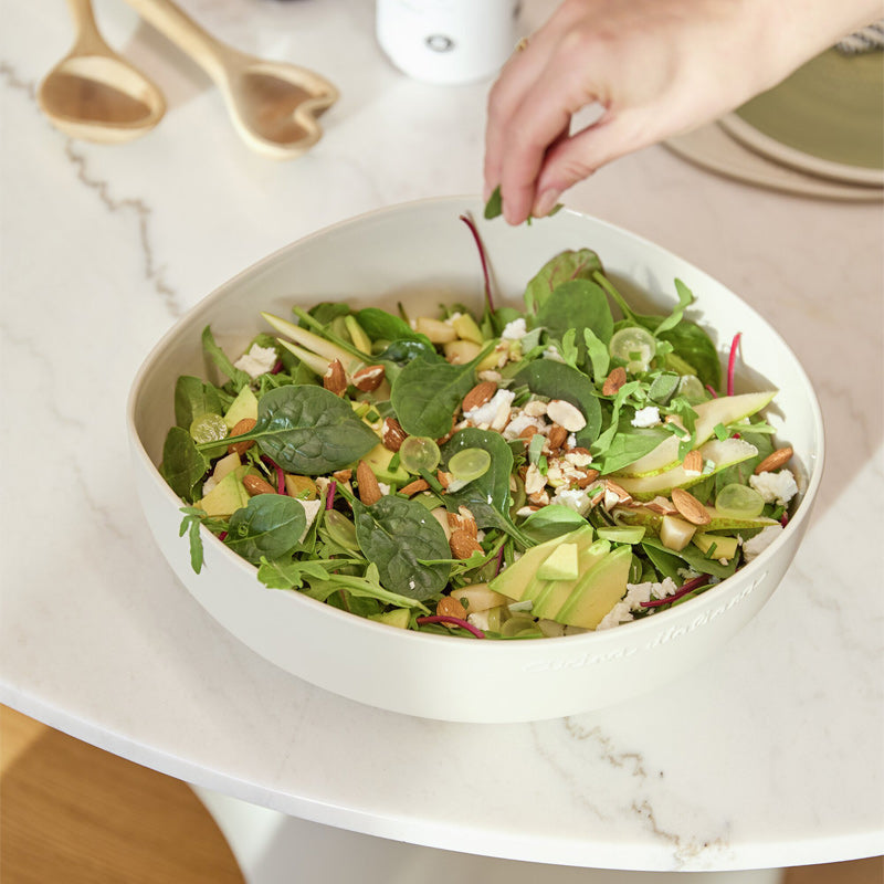 Deine Salate sehen in dieser Räder Design Steingut-Schüssel CUCINA ITALIANA, mit einem Durchmesser von 30 cm, immer appetitlich aus. Ein geprägter Schriftzug auf der Außenseite verziert die Schüssel und ihr Inneres ist glasiert zur einfachen Reinigung  Sie ist Beige und hat ein wellenförmiges Design am Rand.  