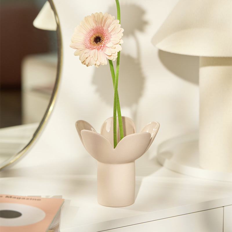 Die Vase BLUME von Räder Design ist ein echter Hingucker. Da ihr Inneres glasiert ist, kannst du ohne weiteres Blumenerde hineinfüllen und ein Pflänzchen dazu wie üblich bei einer Vase, Wasser hinein und deine Blumen fühlen sich wohl. Ihre Farbe ist Beige und sie ist aus Steingut.