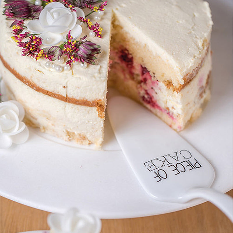 Schwarzer Schriftzug auf Tortenheber PIECE OF CAKE von Räder Design - aus Porzellan.
