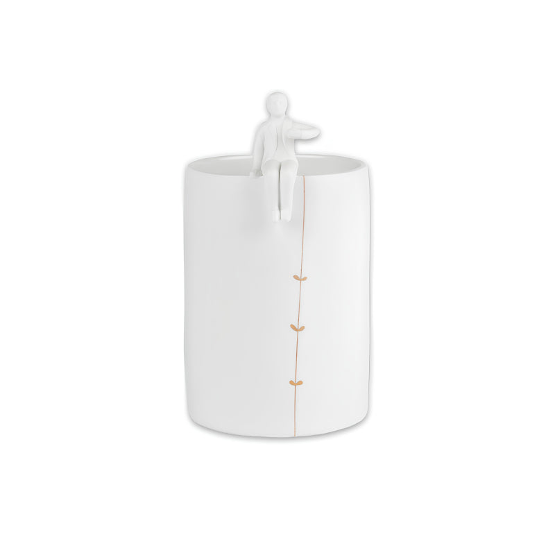 Porzellan GÄRTNER Blumenvase von Räder Design mit Figur auf Vasenrand, 
angewinkelter Arm kann einen Blumenstiel halten. Goldene Blätter im als Ranke vom Boden hoch zur Öffnung
