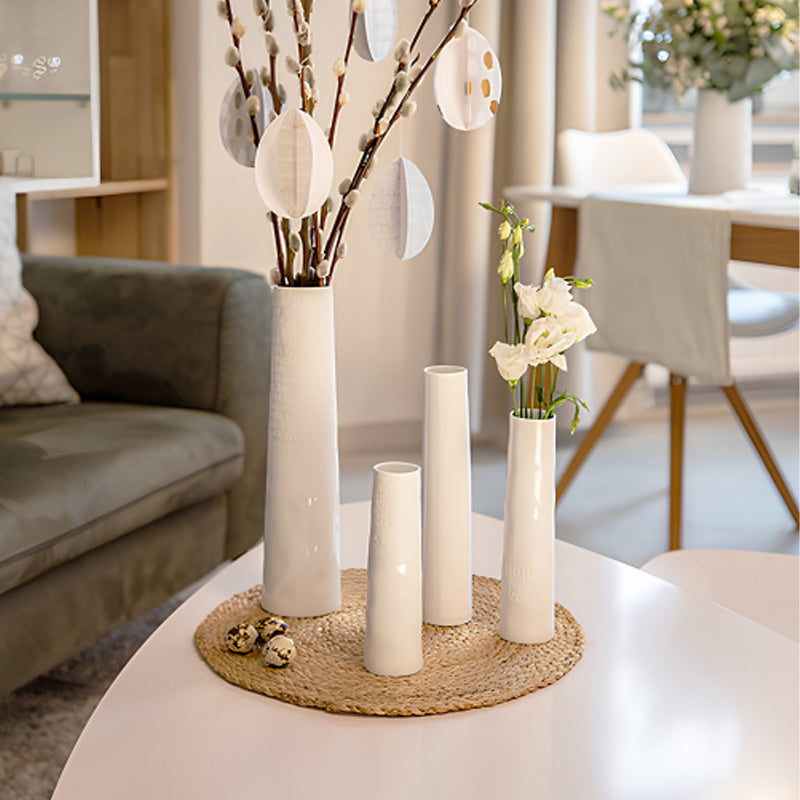 Elegant und edel ist die weiße Porzellan-Blumenvase RAUMPOESIE von Räder Design. Sie hat eine Höhe von 30 cm und ist geeignet für langstielige Blumen und Äste. 