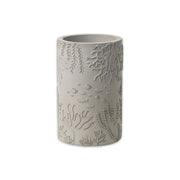Beton-Flaschenkühler FISCHE von Räder Design, hält auch für längere Zeit Bier-, Sekt- und Weinflaschen auf Trinktemperatur. Er hat eine Höhe von 21,5 cm und einen Durchmesser von 13,5 cm.