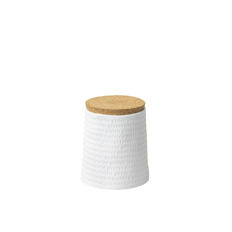 Ein ansprechender Schriftzug ziert die Aufbewahrungsdose GENUSS von Räder Design. Sie ist 12 cm hoch und hat einen Durchmesser von 10 cm und ist mit der größeren Dose kombinierbar. Als Verschluss hat sie einen dekorativen Korkdeckel.