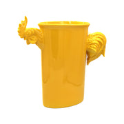 Stylisch und auffallend ist die Keramikvase STRICT von Rebirth Ceramics. Sie gibt es auch in der Farbe Beige. Ein plastischer Hahn dient als Henkel und gleichzeitig als Deko-Element. Sie wurde als 100 % natürlicher Keramik hergestellt und hat eine Größe von 33x31 cm und einen Durchmesser von 12 cm.
