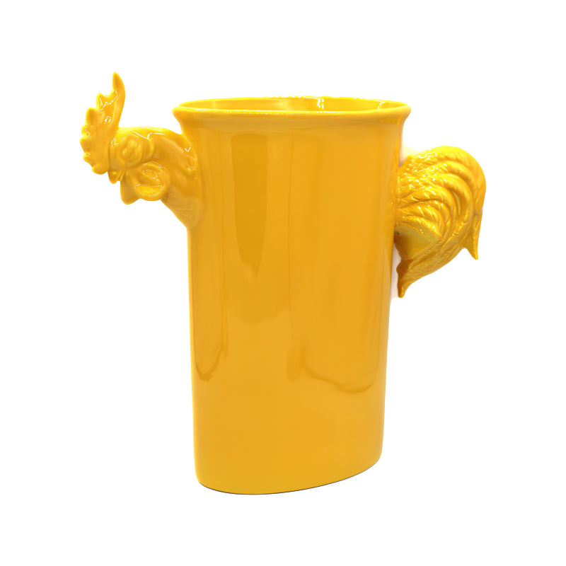 Stylisch und auffallend ist die Keramikvase STRICT von Rebirth Ceramics. Sie gibt es auch in der Farbe Beige. Ein plastischer Hahn dient als Henkel und gleichzeitig als Deko-Element. Sie wurde als 100 % natürlicher Keramik hergestellt und hat eine Größe von 33x31 cm und einen Durchmesser von 12 cm.