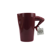 Ein wahrer Eyecatcher ist die GAMBA Karaffe von Rebirth Ceramics. Sie wurde in traditioneller Handarbeit hergestellt aus 100 % natürlichen Rohstoffen. Es gibt sie in den Farben Brombeer oder Schwarz. Besonders eindrucksvoll ist ihr Henkel in Form eines Beines. Sie hat eine Größe von 20x20 cm und einen Durchmesser von 12 cm und kann selbstverständlich auch als Vase genutzt werden.
