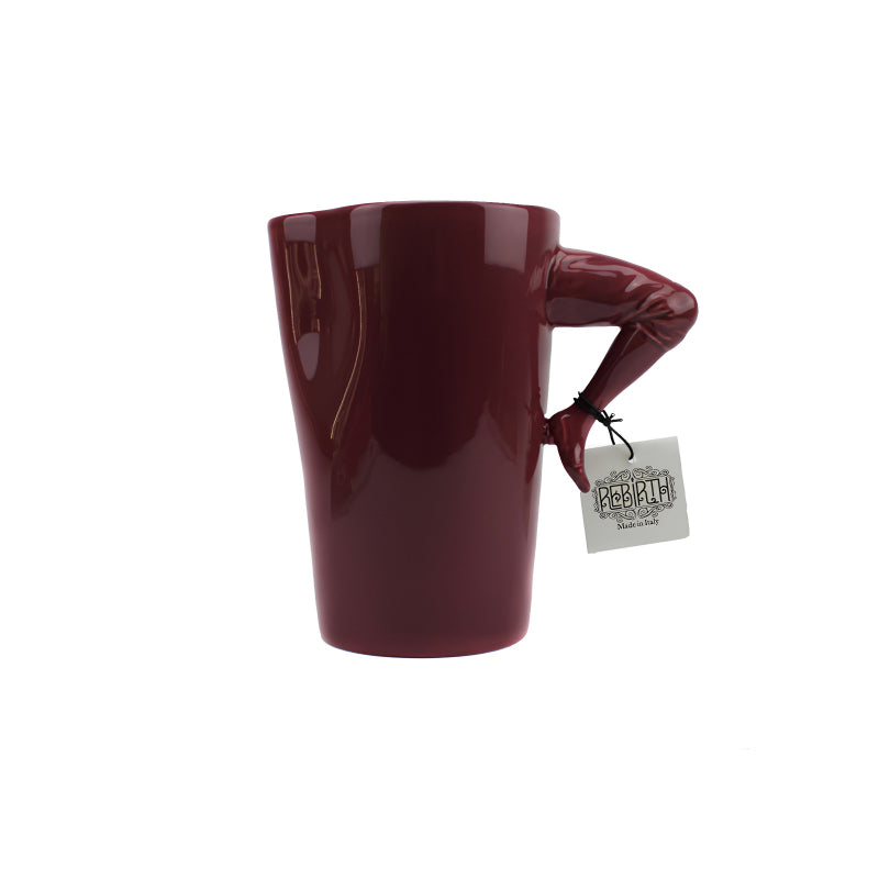 Ein wahrer Eyecatcher ist die GAMBA Karaffe von Rebirth Ceramics. Sie wurde in traditioneller Handarbeit hergestellt aus 100 % natürlichen Rohstoffen. Es gibt sie in den Farben Brombeer oder Schwarz. Besonders eindrucksvoll ist ihr Henkel in Form eines Beines. Sie hat eine Größe von 20x20 cm und einen Durchmesser von 12 cm und kann selbstverständlich auch als Vase genutzt werden.