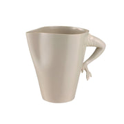 In Handarbeit wurde die Karaffe HUMAN von Rebirth Ceramics in Italien aus 100 % natürlicher Keramik hergestellt. Sie hat ein Fassungsvermögen von 1 Liter und eine Höhe von 28 cm. Ihr außergewöhnlicher Griff fällt sofort ins Auge und deshalb kann sie auch als Blumenvase eingesetzt werden. Sie gibt es in den Farben Beige oder Schwarz im Online-Shop Home-and-Kitchen.de