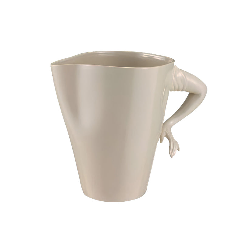 In Handarbeit wurde die Karaffe HUMAN von Rebirth Ceramics in Italien aus 100 % natürlicher Keramik hergestellt. Sie hat ein Fassungsvermögen von 1 Liter und eine Höhe von 28 cm. Ihr außergewöhnlicher Griff fällt sofort ins Auge und deshalb kann sie auch als Blumenvase eingesetzt werden. Sie gibt es in den Farben Beige oder Schwarz im Online-Shop Home-and-Kitchen.de