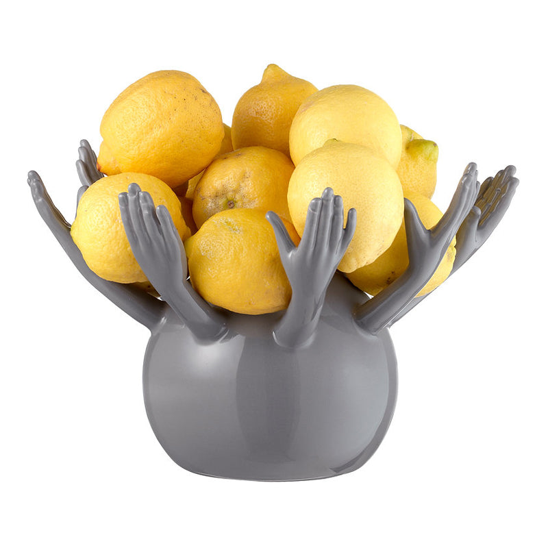 Mit vielen Händen wird das Obst in der Schale HAND von Rebirth Ceramics festgehalten. Aus 100 % natürlicher Keramik in Italien hergestellt, überzeugt sie durch ihre Kugelform und wirkt auch als Dekoelement auf dem Sideboard oder in der Küche. Ihr Durchmesser beträgt 30 cm und es gibt sie in verschiedenen Farben.