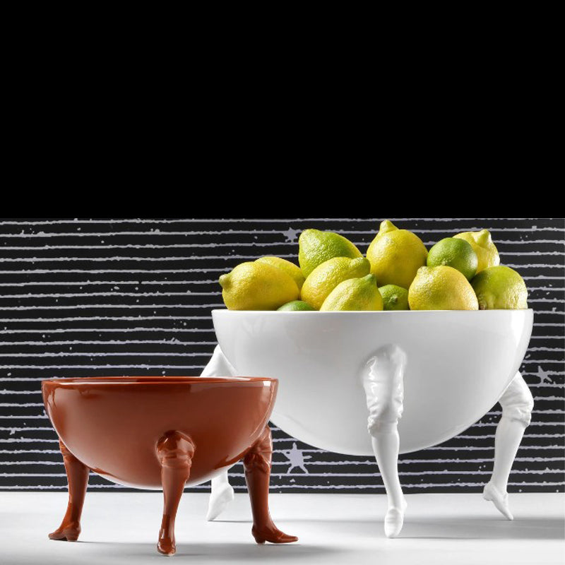 Kombiniere die Artikel von Rebirth Ceramics miteinander, wie z.B. die Karaffe GAMBA mit der Schale TIPTOE BALL, die eine Höhe von 14 cm und einen Durchmesser von 18 cm hat. Sie wurde aus 100 % natürlicher Keramik von Hand hergestellt 