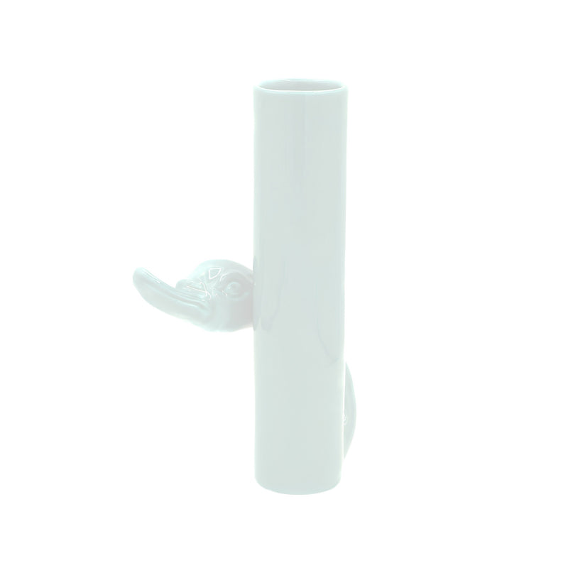Außergewöhnlich und stylisch zugleich, ist die Keramik-Vase CALYX von Rebirth Ceramics. Aus 100 % natürlicher Keramik in Italien hergestellt, ziert sie ein witziges Design-Element in Form eines Ganskopfes. Sie gibt es in den Farben Weiß oder Brombeer und sie ist ideal für einzelne Blumen oder Zweige.