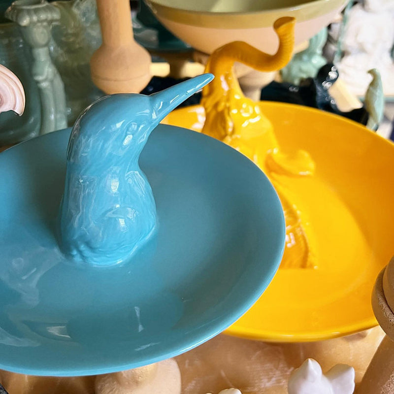 Verschiedene Farben von Keramik-Serviertellern mit Tieren von Rebirth caramics. Online-Shop Home-and-Kitchen.de