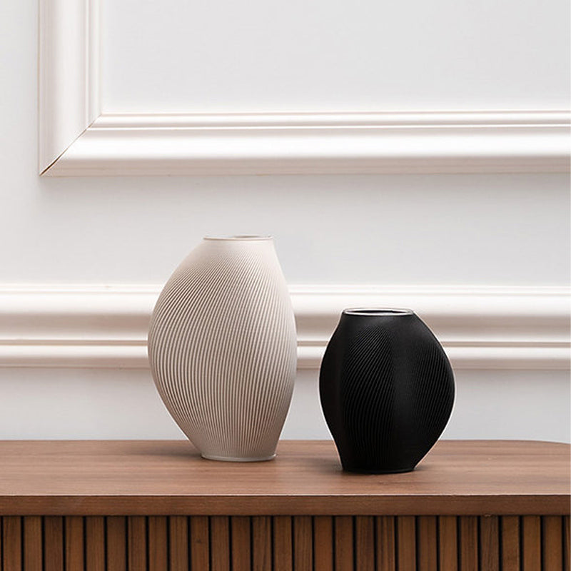Viele Vasen von recozy+ wurden im 3D-Verfahren aus 100 % recyceltem Kunststoff hergestellt, mit Glaseinsatz. Online-Shop Home-and-Kitchen.de