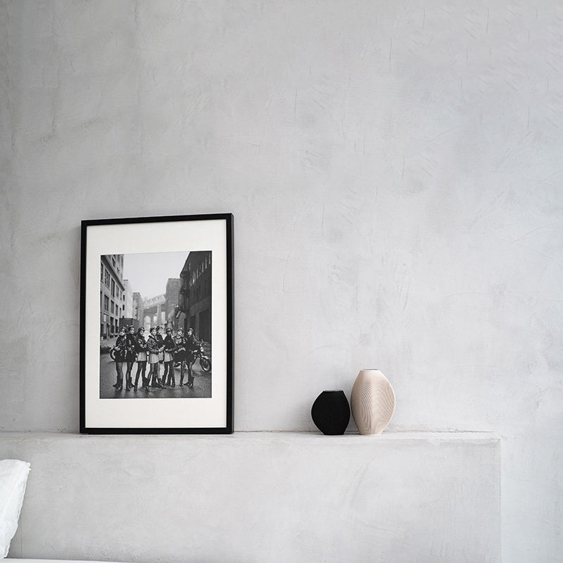 Dekobeispiel: Vase BAY 4 von recozy+, im 3D-Verfahren aus 100 % recyceltem Kunststoff hergestellt, mit Glaseinsatz. Online-Shop Home-and-Kitchen.de