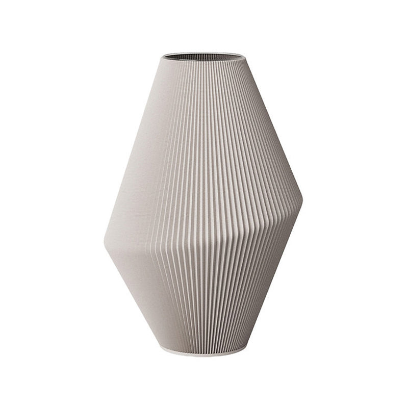 Aus 100 % recyceltem Kunststoff ist die CONE 2 Vase von recozy+ aus dem 3D-Drucker, mit Glaseinsatz für Blumen. Online-Shop Home-and-Kitchen.de