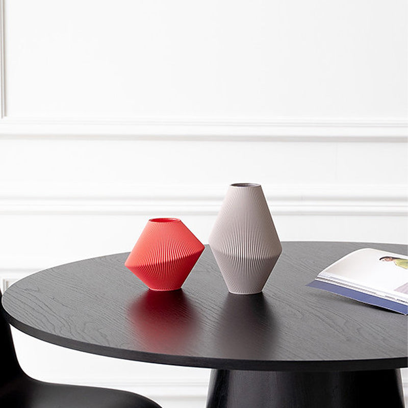 Verschiedene Vasenmuster und Farben bei CONE 2 Vase von recozy+,  aus dem 3D-Drucker und aus 100 % recyceltem Kunststoff. Online-Shop Home-and-Kitchen.de