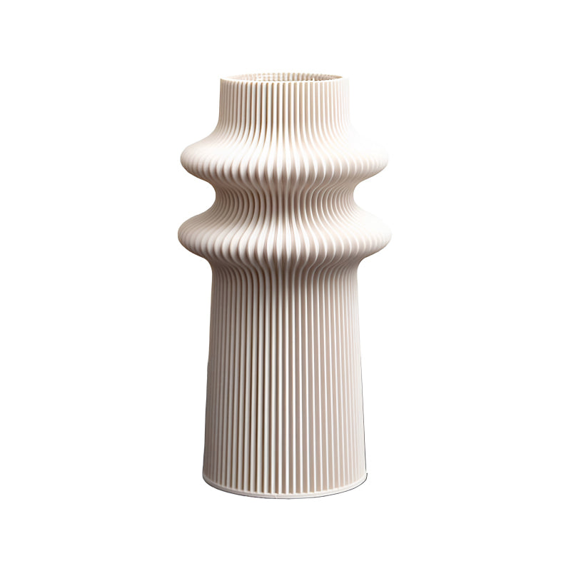 Vase TOWER 2 mit dezentem Rillenmuster, hergestellt im 3D-Verfahren aus 100 % recycelten Materialien hergestellt, mit Glaseinsatz. 
Zu bestellen im Online-Shop Home-and-Kitchen.de