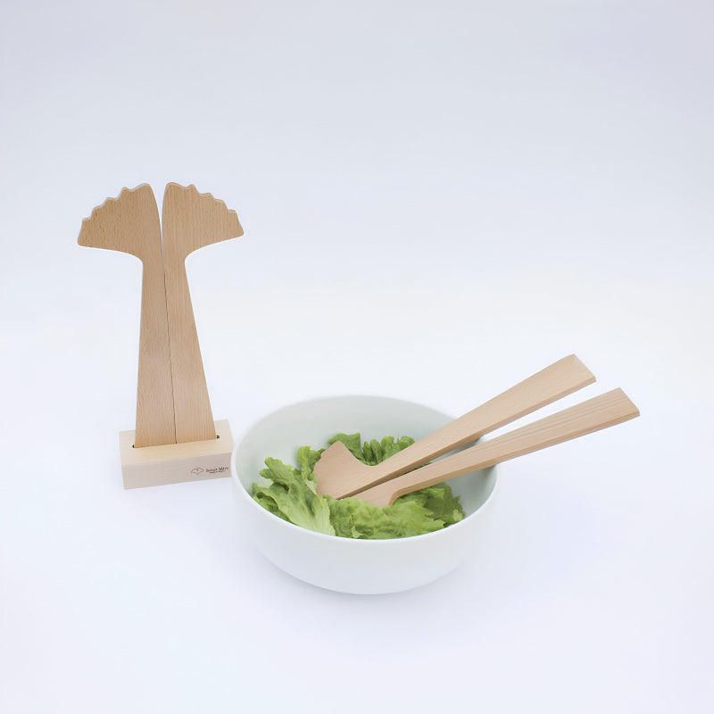 Das Salatbesteck GINKGO von Reine Mère  besteht aus nachhaltigem Holz aus den Jurawäldern und wird behandelt nur mit natürlichen Ölen und Klebstoffen auf Wasserbasis. Ein praktischer Holzblock gehört zum Lieferumfang dazu, damit das Salatbesteck dekorativ verstaut werden kann. Vielleicht dient es ja in der Küche auch als kleines Deko-Objekt.