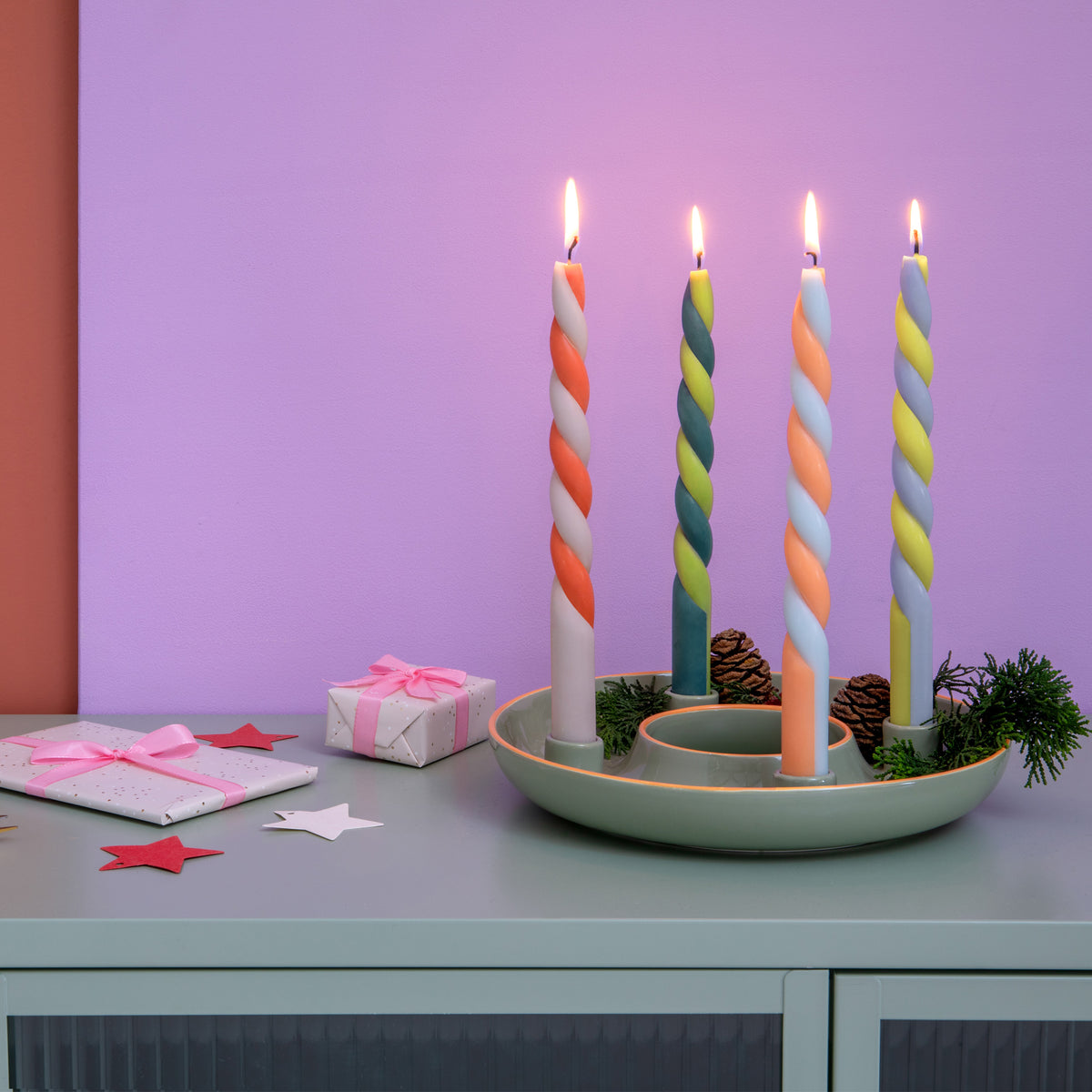Besonders schön mit bunten Kerzen: LUCIA, Keramik- Adventskranzschale von Remember in Grün, für 4 Stabkerzen. Online-Shop Home-and-Kitchen.de
