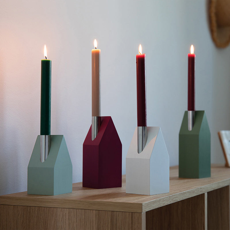 Holzhäuser in 4 unterschiedlichen Farben und die Kerzenhalter aus Edelstahl, von Remember