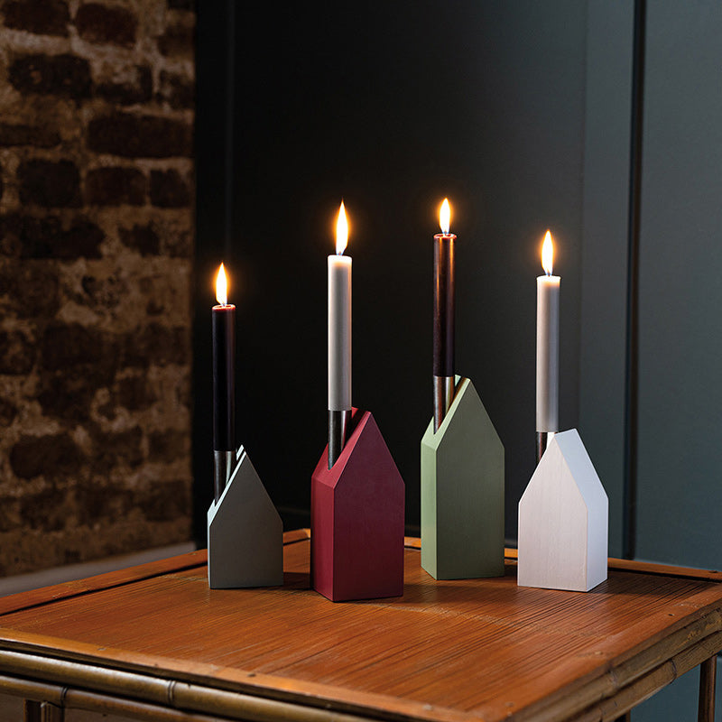 Als Deko in der Vorweihnachtszeit: 4 Holzhäuser als Kerzenhalter im Set von Remember mit Edelstahl-Halter, für Stabkerzen, unterschiedliche Farben.
