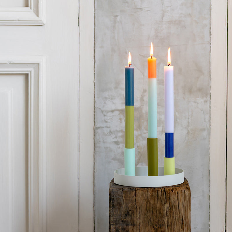 Farbige Kerzen im Kerzenständer LUNA von Remember. 